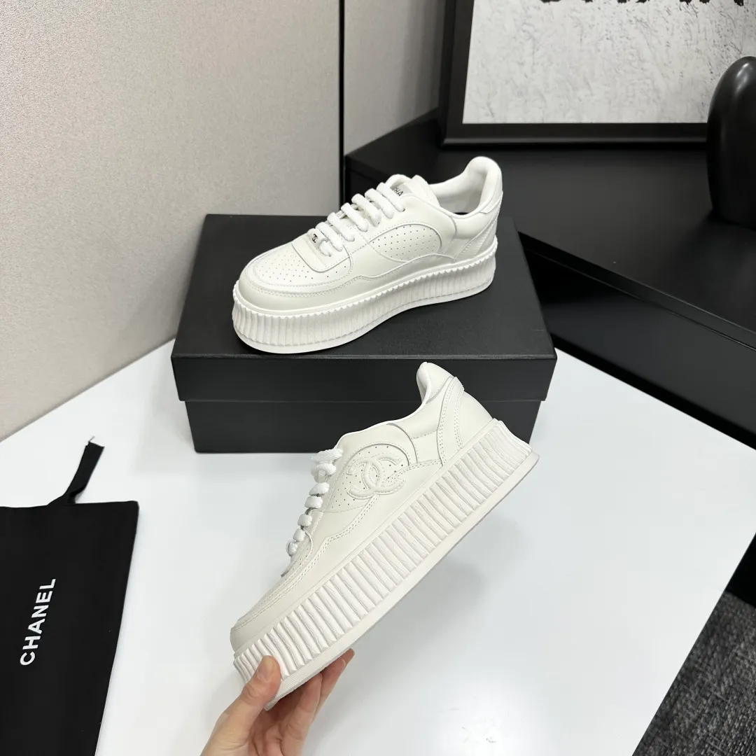 👟👟Ex-factory price 560👟👟Chanel Panda Shoes! 2025 counter's top casual sports shoes. This classic design; the upper is electro-embroidered with a variety of techniques; the outsole is fashionable and sporty; the unusual inclusion of a variety of color matching elements... The diversified mix and match is very good-looking and versatile, and can be used for leisure, fashion, sports, and outdoor... ꫛꫀꪝ Go➫ Materials: ❶Upper made of: original imported first-layer silk cowhide + original waterproof cloth + original first-layer cowhide ❷Inner lining: Breathable mesh ❸ Outsole based on: original TPU combination outsole, full set of boutique packaging for women 35–41